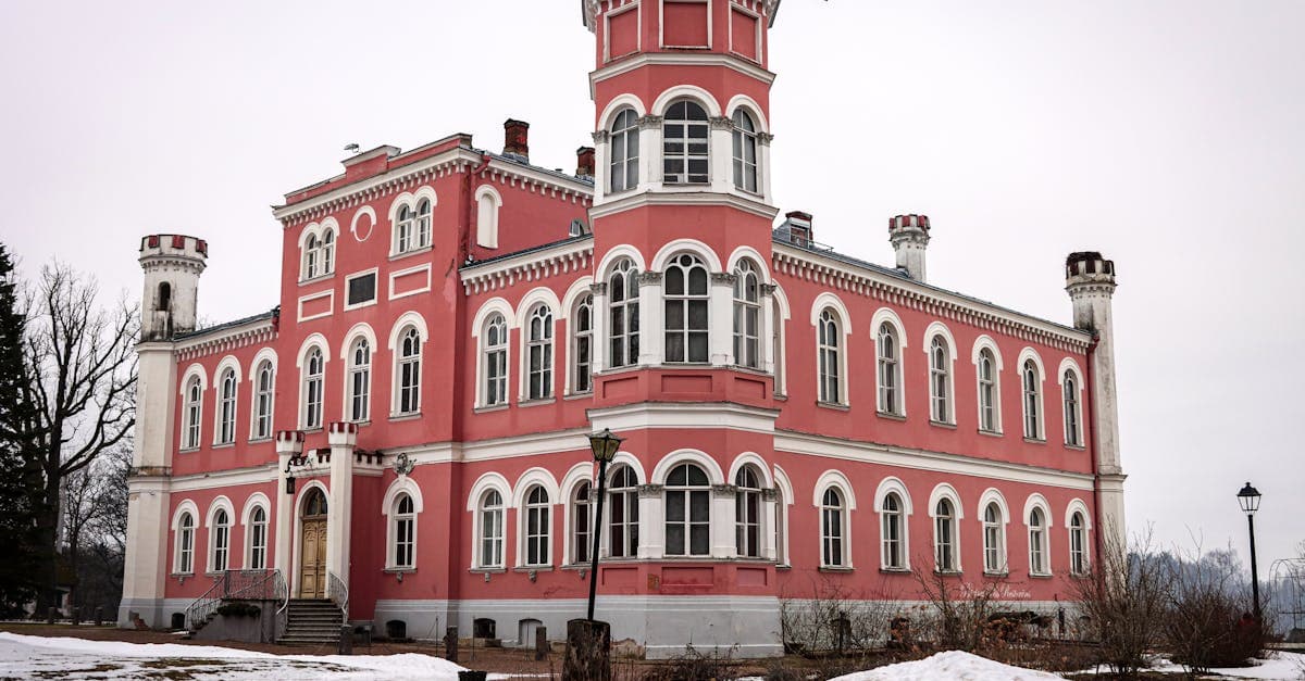 Latvijas valdība ievieš ikdienas 'Klusuma Stundu', lai atgūtos no pārmērīga optimisma