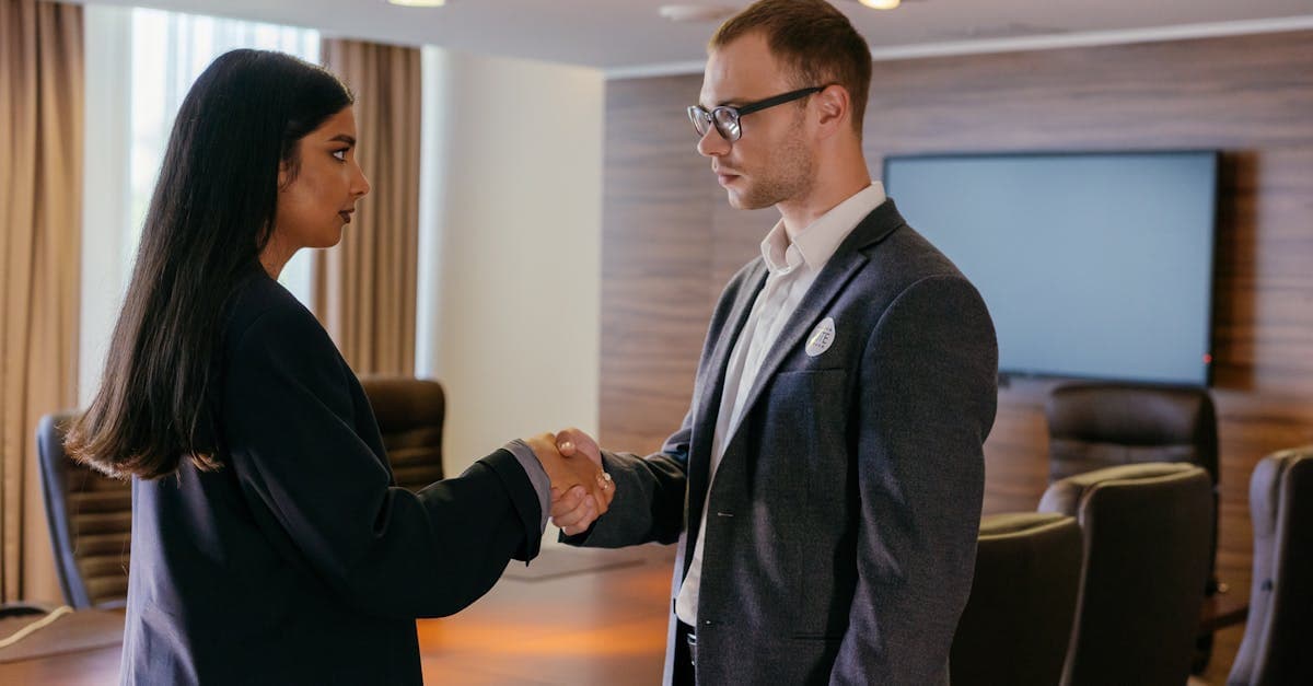 Rīgas dzīvokļu biedrība uzstāda pasīvi-agresīvu soli, lai samazinātu pārmērīgu sveicināšanos pagalmā