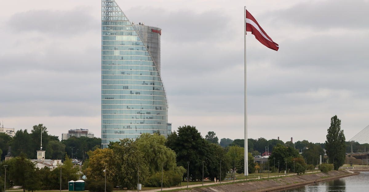 Рига объявляет первый национальный праздник 'Подожди ещё пять минут' в честь балтийского времени