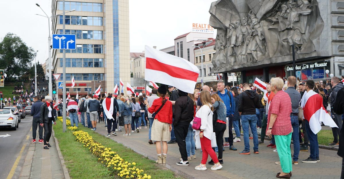 Rīga ievieš „pieklājīgos rindu maršalus”, pēc tam kad iedzīvotāji ziņojuši, ka stāvēšana rindā kļuvis par galveno sabiedriskās dzīves formu