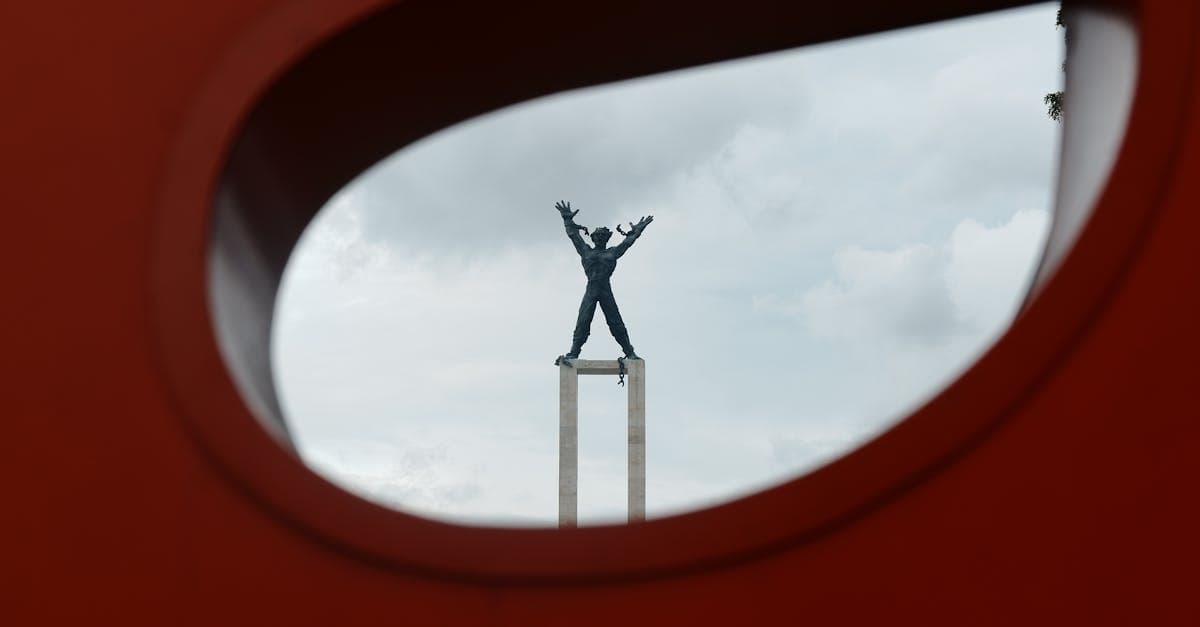 Памятник в Риге оказался 'просто каким-то парнем', которого никто не помнит, как там поставили